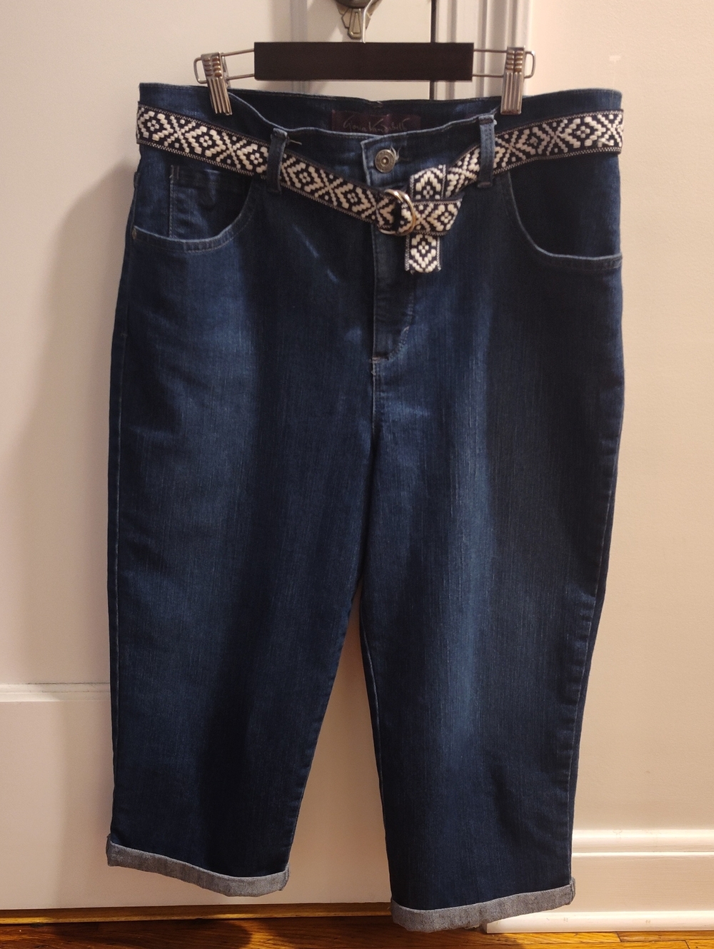 Gloria Vanderbilt Dark Blue Cropped Jeans with Woven Belt. Size 12. Like New.